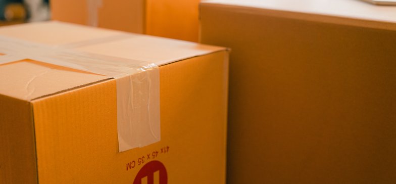 Obrazek przedstawiający pudełka przesyłek- nawiązanie do publicznych ofert zamówień