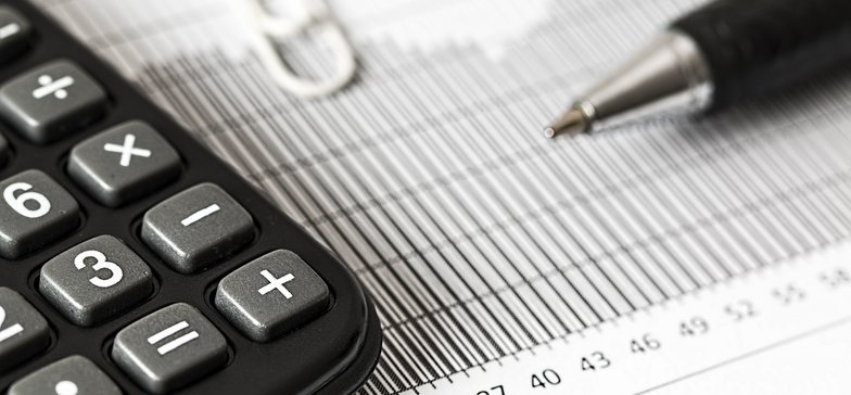 Obrazek przedstawiający kalkulator i formularz- nawiązanie do zaświadczeń o wysokości stanu zadłużenia