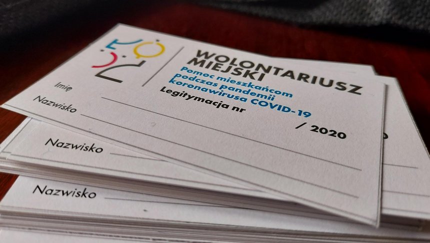 Każdy wolontariusz otrzymuje specjalny identyfikator fot. UMŁ