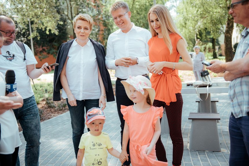 Nowy skwer powstał między ulicami Cieszkowskiego i Przyszkole - takiego miejsca do spotkań, odpoczynku czy zabawy z dziećmi potrzebowali mieszkańcy okolicznych bloków fot. Radosław Żydowicz / UMŁ
