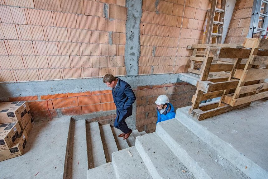 Trwa budowa nowej noclegowni oraz ambulatorium (izby wytrzeźwień) przy ul. Przybyszewskiego 253. Powstanie tu 40 pojedynczych pomieszczeń „izby wytrzeźwień” dla 40 osób oraz ponad 60 miejsc noclegowych. fot. Radosław Żydowicz