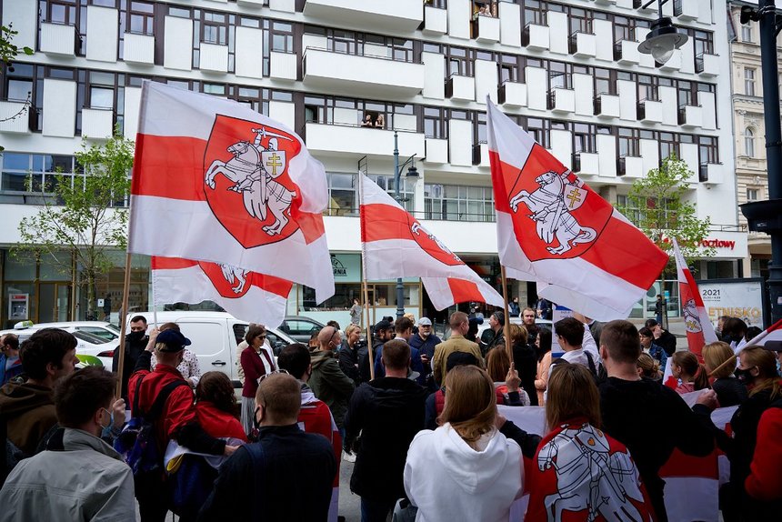 Biało-czerwono-białe flagi z Pogonią załopotały przed Urzędem Miasta Łodzi. To nawiązujący do historycznych proporców wariant flagi używany przez demokratyczną opozycję.