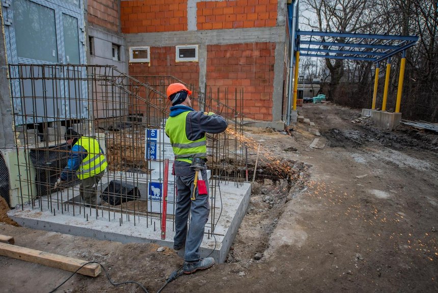 Trwa budowa nowej noclegowni oraz ambulatorium (izby wytrzeźwień) przy ul. Przybyszewskiego 253. Powstanie tu 40 pojedynczych pomieszczeń „izby wytrzeźwień” dla 40 osób oraz ponad 60 miejsc noclegowych. fot. Radosław Żydowicz