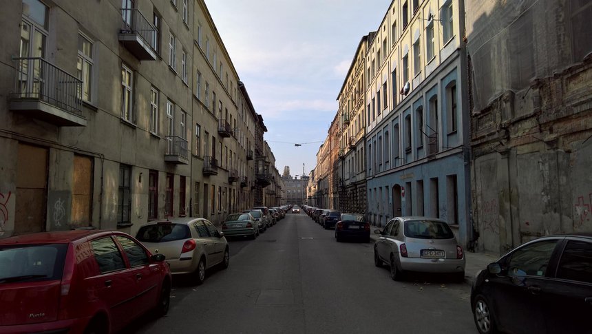 Po rewitalizacji ul. Włókiennicza stanie się ulicą-pasażem. Pojawią się na niej drzewa, ograniczony zostanie ruch samochodowy, a na parterach kamienic powstaną lokale użytkowe fot. Wojciech Markiewicz / UMŁ