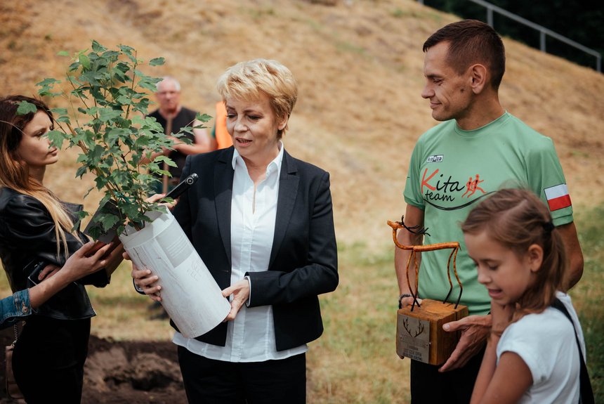 Nowy klon w parku Julianowskim. To symbol wsparcia dzieci z niepełnosprawnościami fot. Radosław Żydowicz / UMŁ