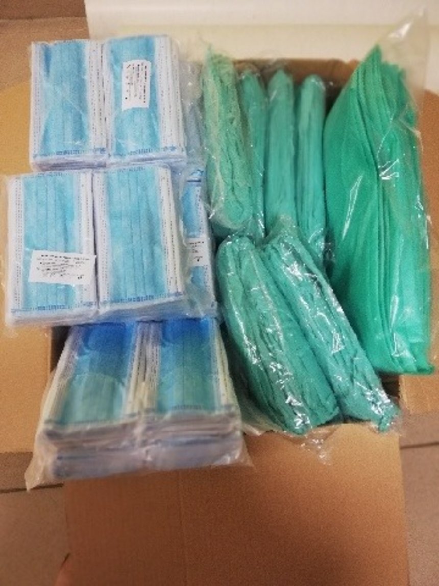 iejski szpital położniczy im. Rydygiera w Łodzi w darze od Pani Alicji Bień, Konsula Honorowego Francji w Łodzi otrzymał 500 sztuk maseczek chirurgicznych oraz 100 szt. fartuchów fizelinowych.
