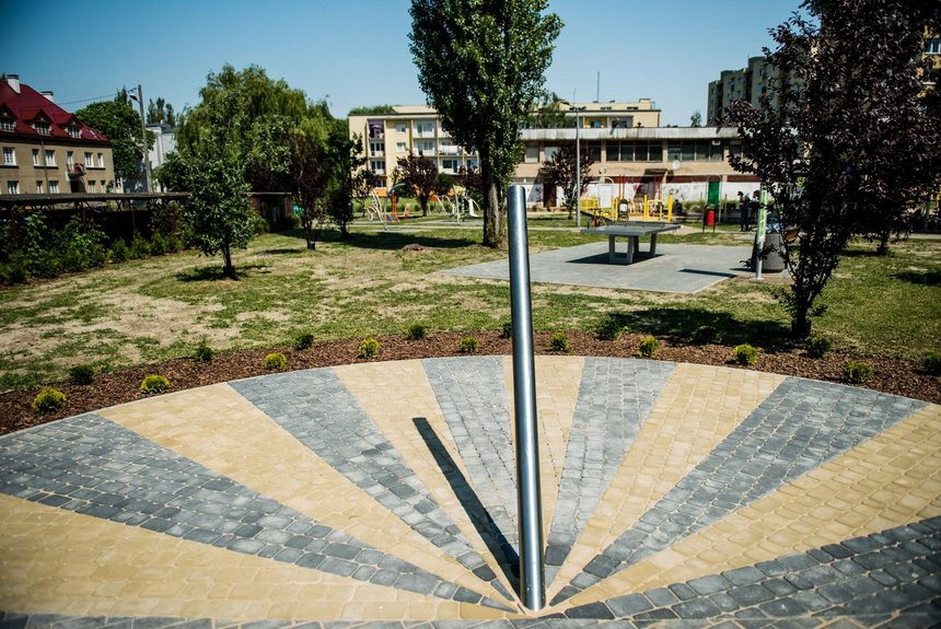 Nowy skwer powstał między ulicami Cieszkowskiego i Przyszkole - takiego miejsca do spotkań, odpoczynku czy zabawy z dziećmi potrzebowali mieszkańcy okolicznych bloków fot. Radosław Żydowicz / UMŁ