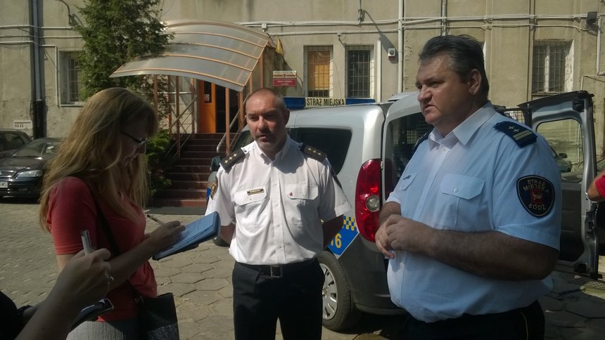 Komendant Straży Miejskiej w Łodzi Zbigniew Kuleta (z prawej) oraz Marek Marusik (w środku), zastępca naczelnika dowodzenia Straży Miejskiej w Łodzi fot. Wojciech Markiewicz / UMŁ