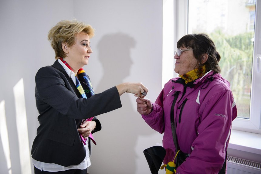 Prezydent Hanna Zdanowska wręczyła klucze do mieszkania pani Marii Kolejwie, pierwszej lokatorce bloku z mieszkaniami socjalnymi przy ul. Rogozińskiego 15 Fot. Radosław Jóźwiak / UMŁ