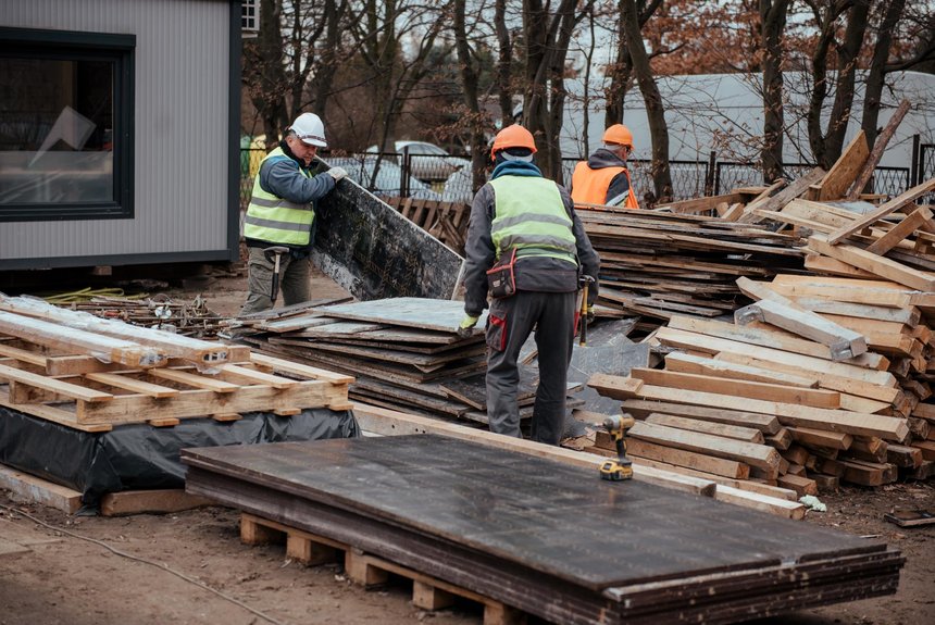 Trwa budowa nowej noclegowni oraz ambulatorium (izby wytrzeźwień) przy ul. Przybyszewskiego 253. Powstanie tu 40 pojedynczych pomieszczeń „izby wytrzeźwień” dla 40 osób oraz ponad 60 miejsc noclegowych. fot. Radosław Żydowicz
