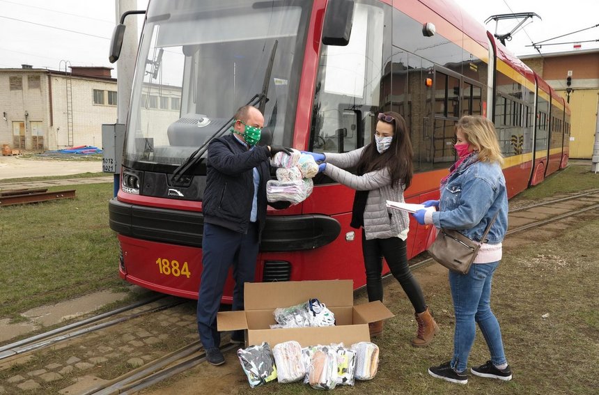 Grupy „Łodzianie ratują” oraz „Łódź szyje dla medyków” przekazały tysiąc maseczek dla prowadzących MPK – Łódź.