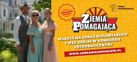 Plakat Łódki Wolontariatu. Trzy osoby na tle zabytkowej kamienicy obok napis Ziemia Pomagająca WSKOCZ NA ŁÓDKĘ WOLONTARIATU I DZIAŁAJ RAZEM Z NAMI!