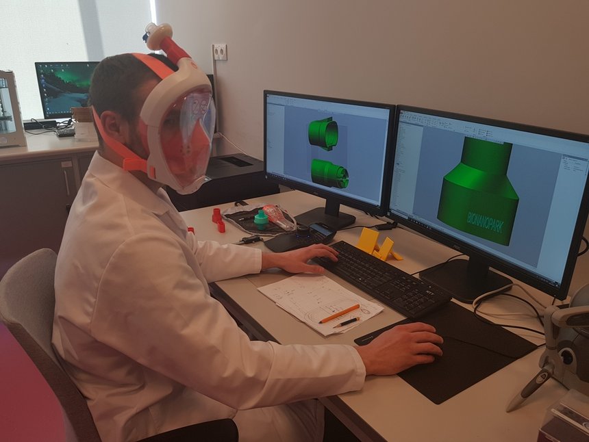 Maski po drobnej modyfikacji mogą zabezpieczać lekarzy podczas pracy, a także zastąpić tradycyjną maskę tlenową pacjentowi podłączonemu do respiratora. fot. Bionanopark