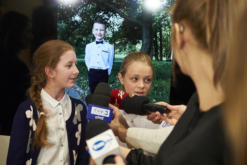 Adrian ma tylko 8 lat, a musi walczyć z wyniszczającym rakiem. Chłopca może uratować tylko przeszczep szpiku. W poszukiwanie dawcy włączył się dzieci ze szkoły do której uczęszcza. fot. Radosław Jóźwiak