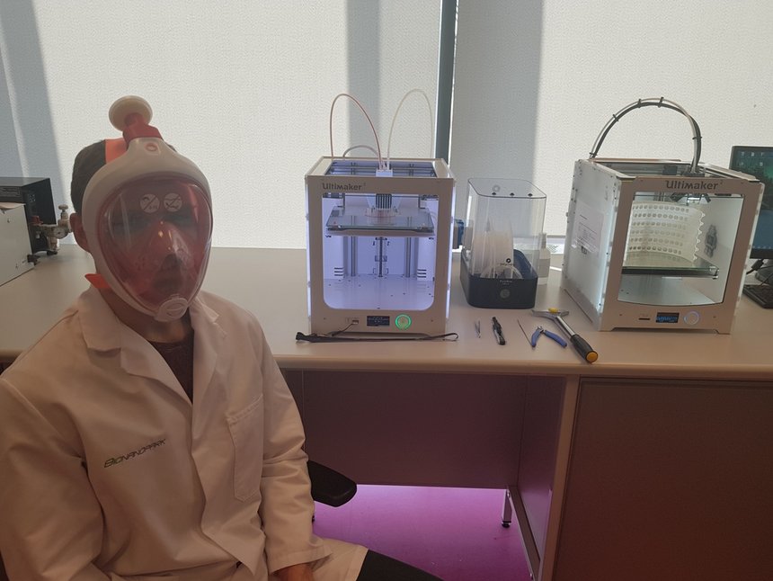 Maski po drobnej modyfikacji mogą zabezpieczać lekarzy podczas pracy, a także zastąpić tradycyjną maskę tlenową pacjentowi podłączonemu do respiratora. fot. Bionanopark