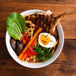 Ramen z bulionen jagnięco-warzywnym