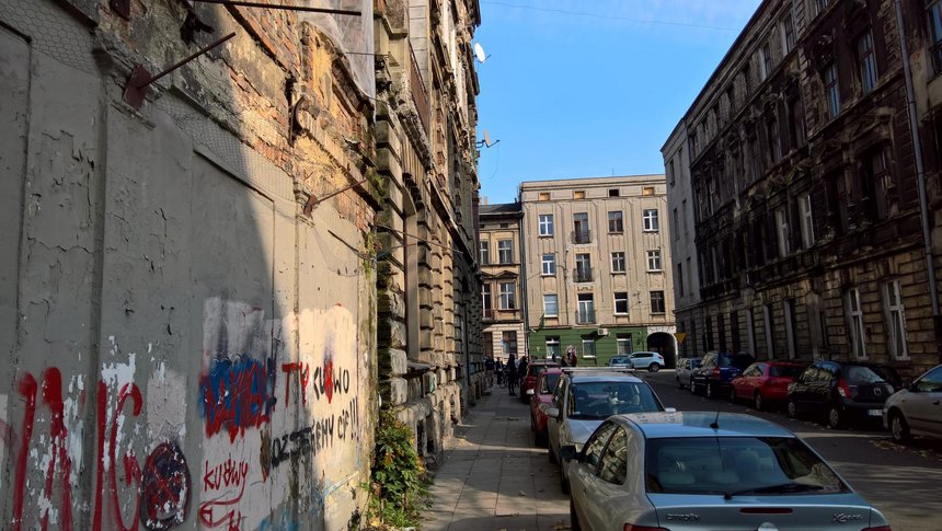 Po rewitalizacji ul. Włókiennicza stanie się ulicą-pasażem. Pojawią się na niej drzewa, ograniczony zostanie ruch samochodowy, a na parterach kamienic powstaną lokale użytkowe fot: Wojciech Markiewicz / UMŁ