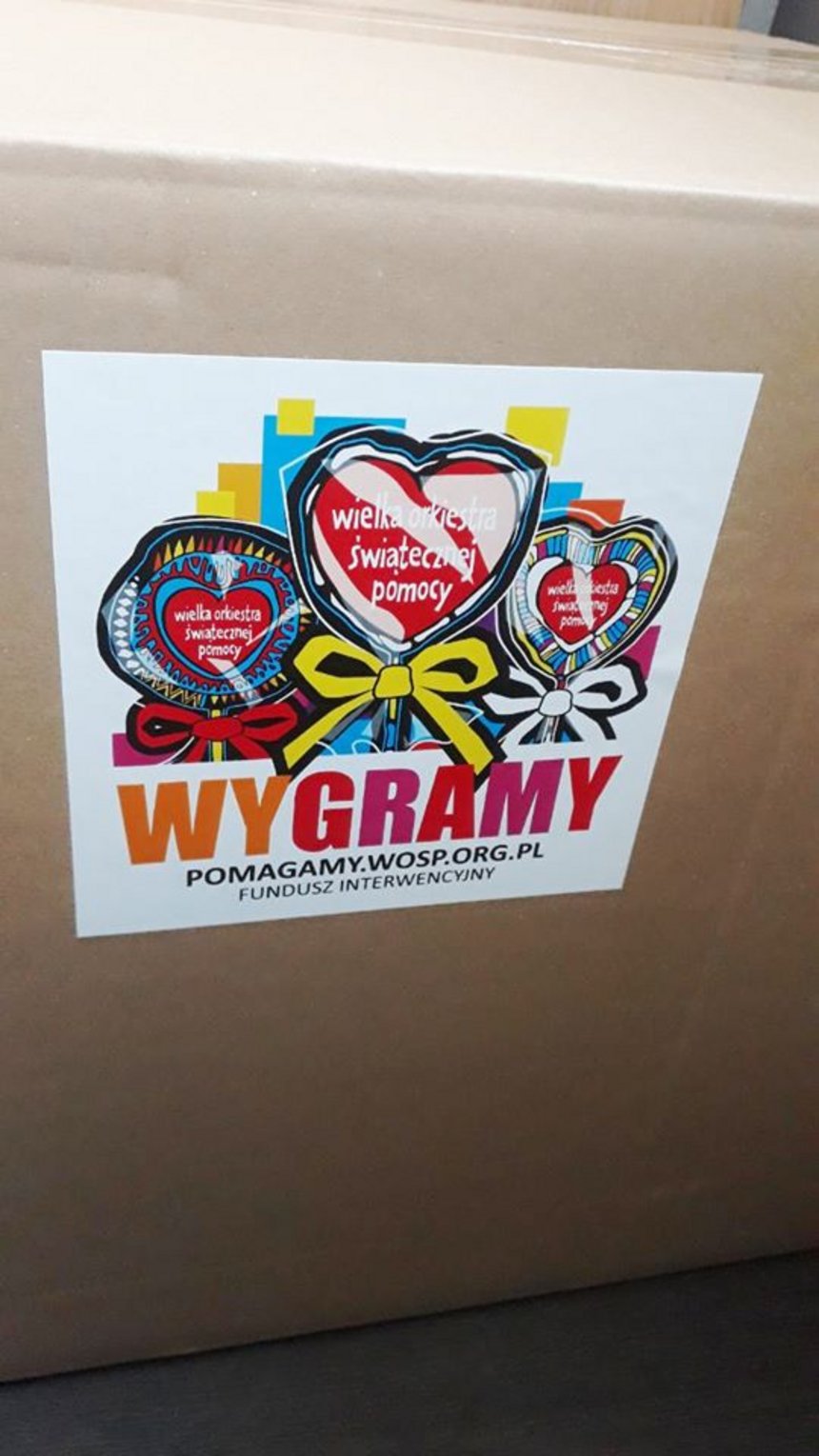 Maseczki, jednorazowe rękawiczki, kombinezony, gogle, przyłbice, płyny dezynfekcyjne - kolejne dary docierają do miejskich szpitali, domów pomocy społecznej i seniorów.