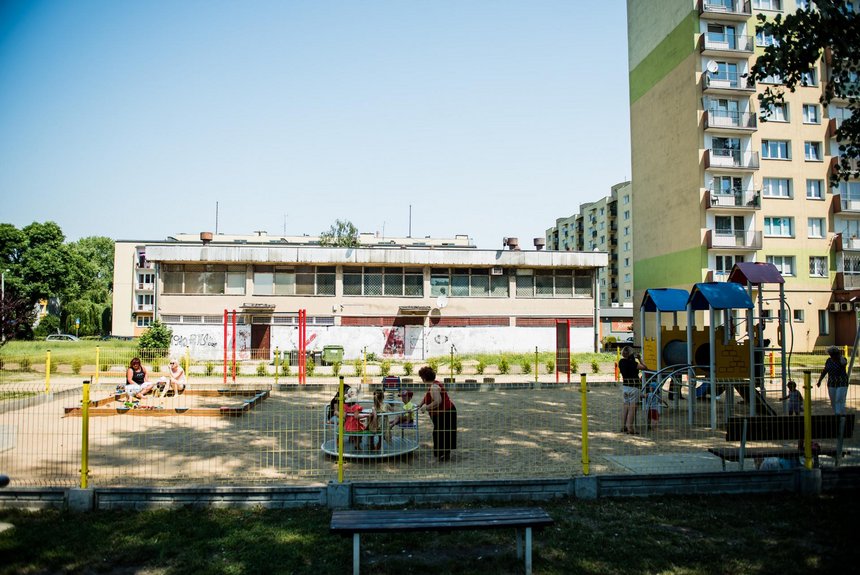 Nowy skwer powstał między ulicami Cieszkowskiego i Przyszkole - takiego miejsca do spotkań, odpoczynku czy zabawy z dziećmi potrzebowali mieszkańcy okolicznych bloków fot. Radosław Żydowicz / UMŁ