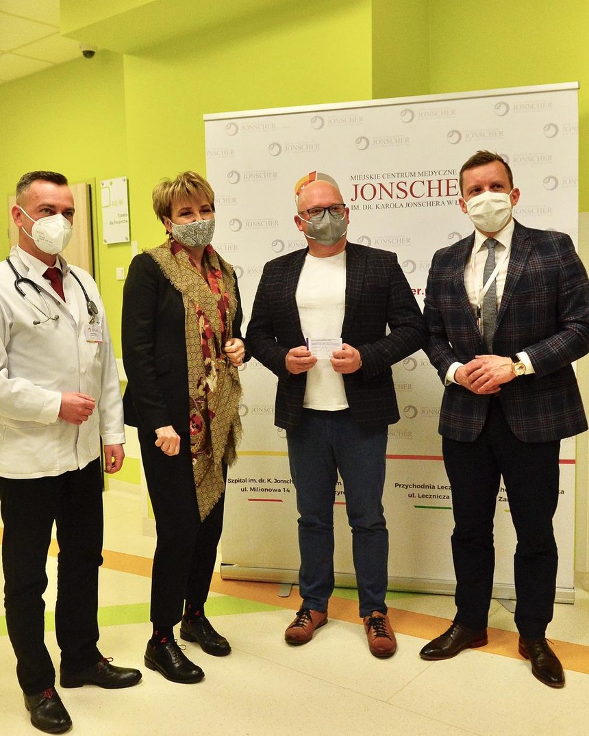 Prezydent Hanna Zdanowska, w towarzystwie jednego z pierwszych zaszczepionych - Konrada Łukaszewskiego, dyrektora Miejskiego Centrum, Medycznego i.m. dr. K. Jonschera oraz jego zastępców: dr Kamila Szyszowa i Michała Banasia