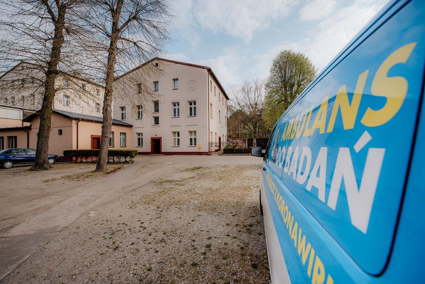 Od soboty 18 kwietnia, na zlecenie łódzkiego sanepidu, "wymazobus" finansowany przez miasto pobiera próbki od pracowników łódzkich domów pomocy społecznej.