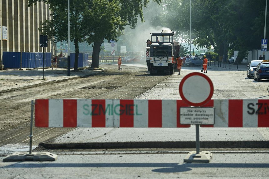 Ul. Traugutta jest zamknięta dla ruchu, ale możliwe są docelowe wjazdy gospodarcze fot. Radosław Jóźwiak / UMŁ